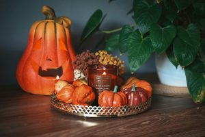 秋を表すハロウィンを思い起こすテーブルコーディネイト